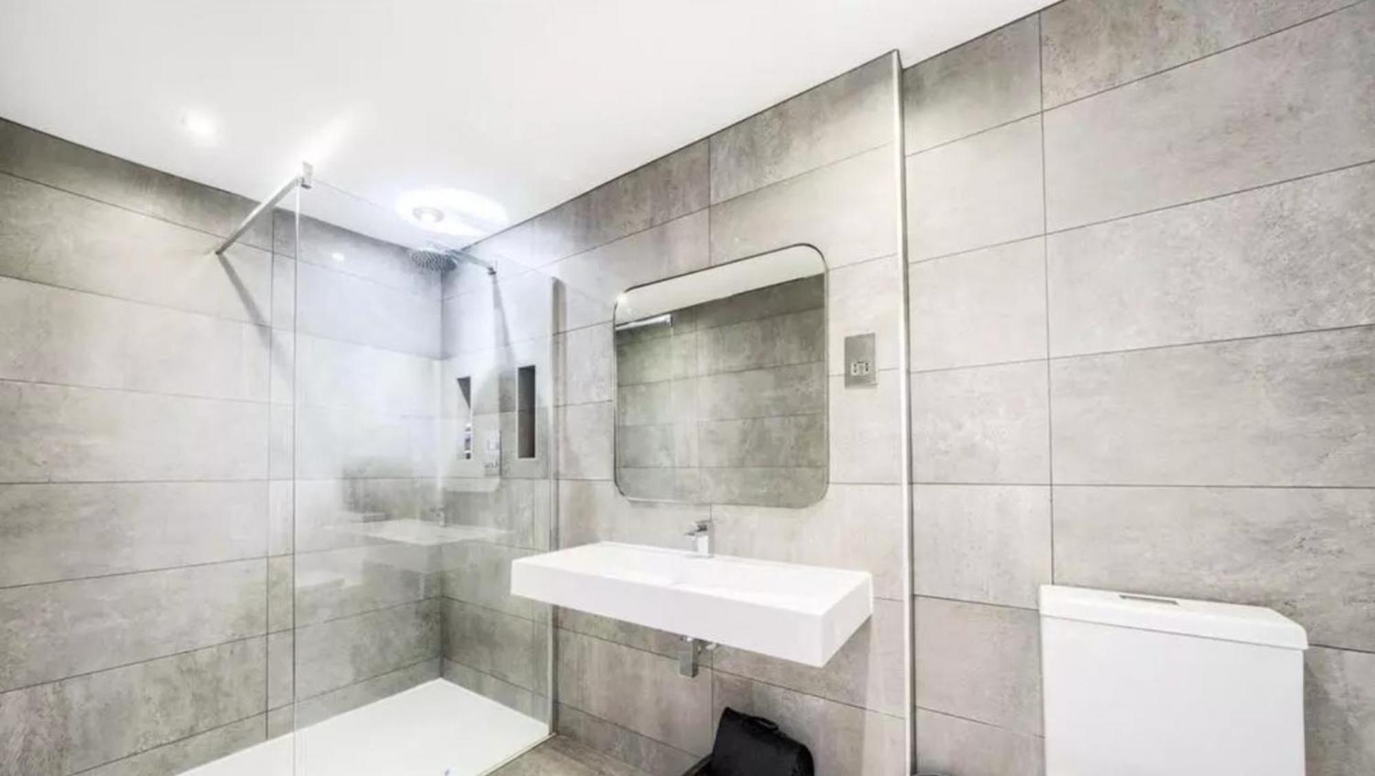 Apartment Bright & Spacious 4-bed Flat In